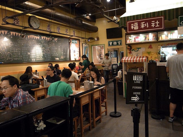 Dining room decorated like a Taiwanese elementary school classroom, with a chalkboard menu