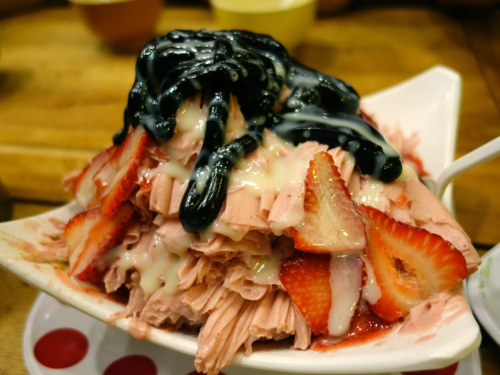 Strawberry shaved snow drizzled with chocolate and topped with sliced strawberries